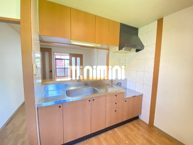 キッチン　シンクの広いカウンターキッチンです。