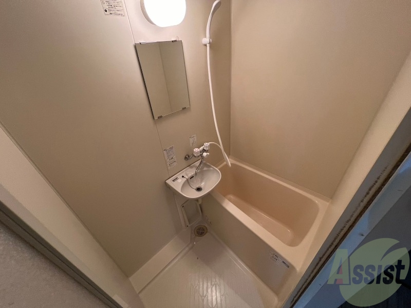 バス・シャワールーム　１人暮らしにはちょうどいいサイズの浴室ですね。