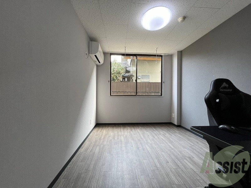 居室・リビング　洋室を撮影しました。白い壁でより広い印象です。