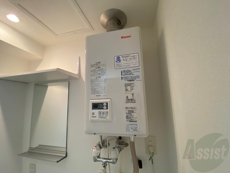 その他設備　給湯器は簡単操作で温度調整ができますよ。
