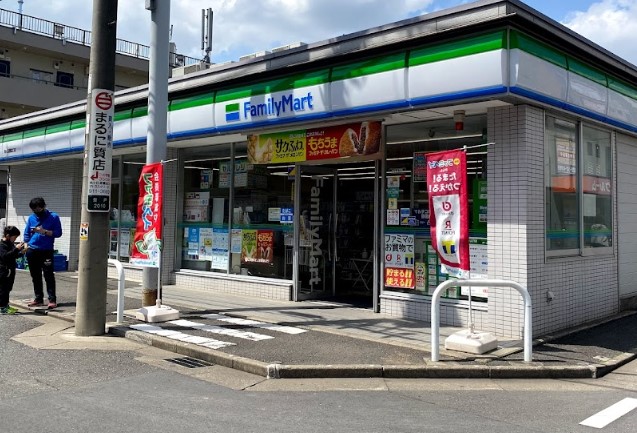 コンビニ　ファミリーマート 向ヶ丘遊園北口店（コンビニ）まで696m