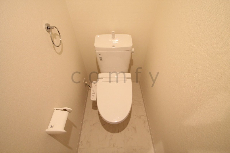 トイレ　ウォシュレット付きトイレ　小窓あります