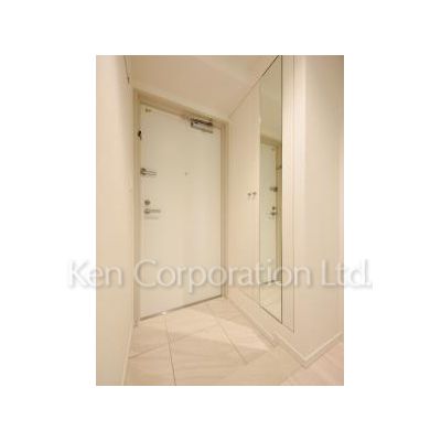 玄関　同タイプ5階のお部屋を撮影。仕様が異なることがあります。