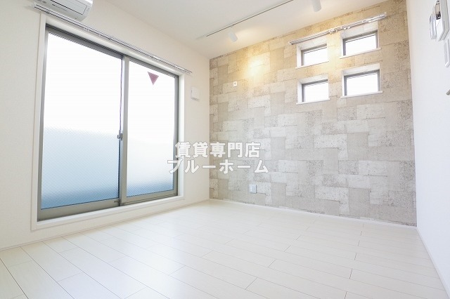 居室・リビング　5.6帖の明るい洋室！