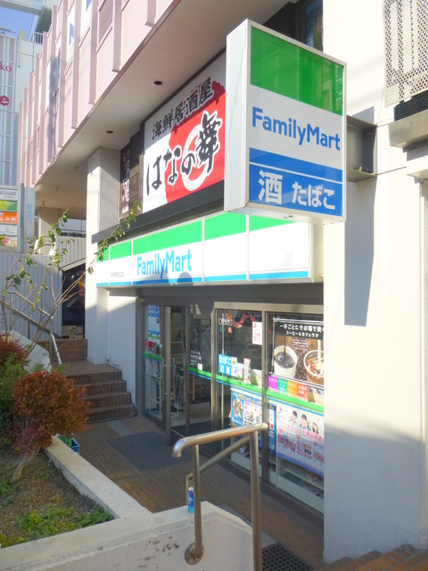 コンビニ　ファミリーマート（コンビニ）まで450m