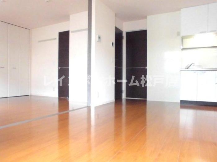 居室・リビング　こちらの居間で趣味の時間をお楽しみください