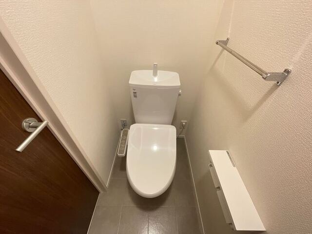 トイレ　温水洗浄便座付きトイレです。