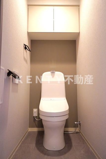 トイレ　落ち着いた色調のトイレです
