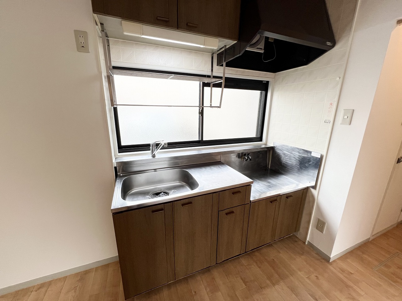 キッチン　写真は101のものなので壁・床・建具の色味が異なる可能性あり