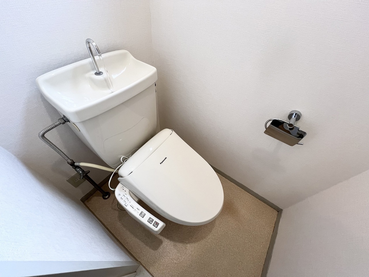 トイレ　写真は101のものなので壁・床・建具の色味が異なる可能性あり