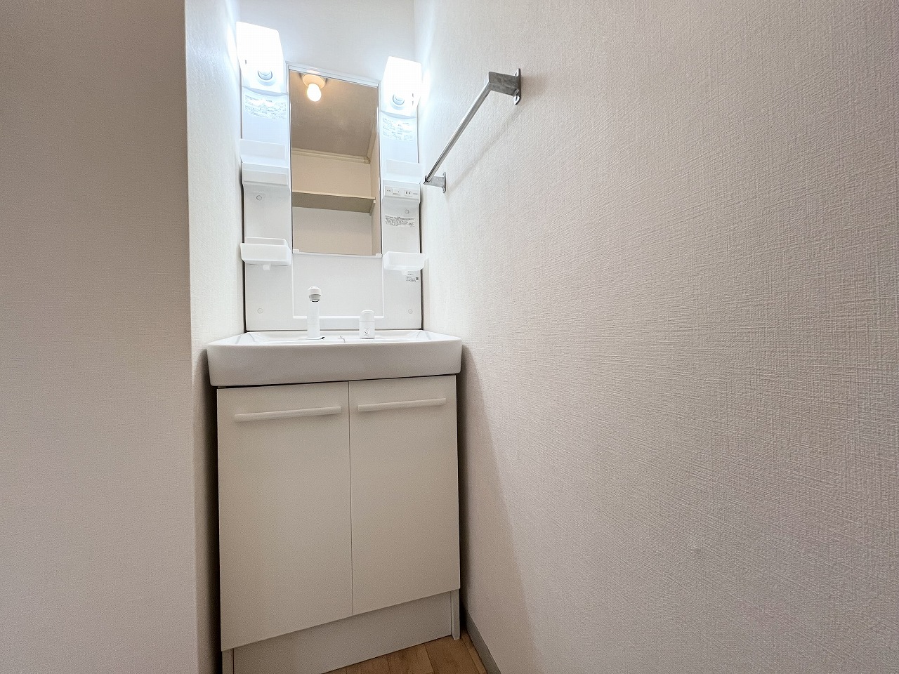 洗面設備　写真は101のものなので壁・床・建具の色味が異なる可能性あり