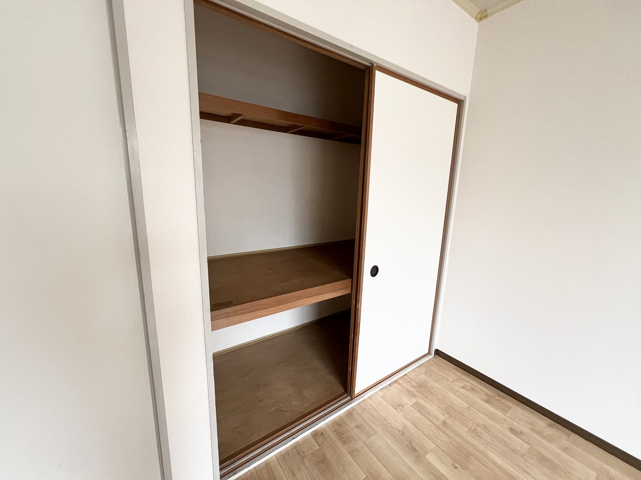 収納　写真は101のものなので壁・床・建具の色味が異なる可能性あり