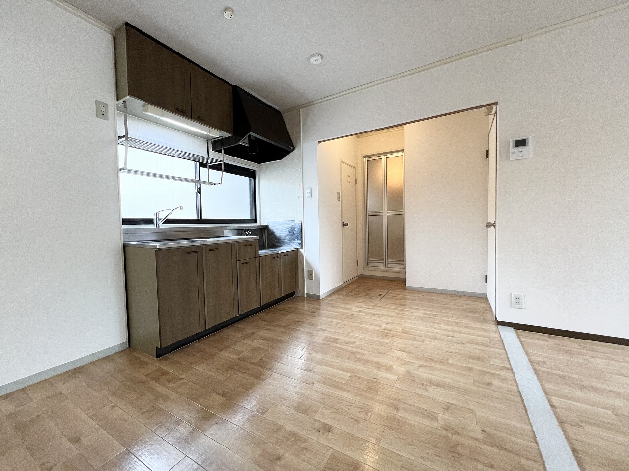居室・リビング　写真は101のものなので壁・床・建具の色味が異なる可能性あり