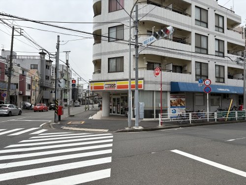コンビニ　デイリーヤマザキ 鶴見潮田店（コンビニ）まで140m