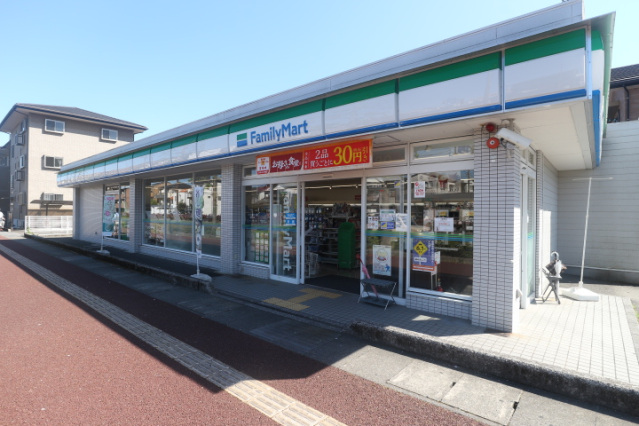 コンビニ　ファミリーマート高知北竹島店（コンビニ）まで353m