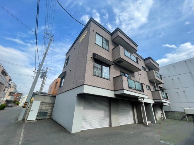 建物外観　札幌市中央区北三条西「メゾン・ド３３０」