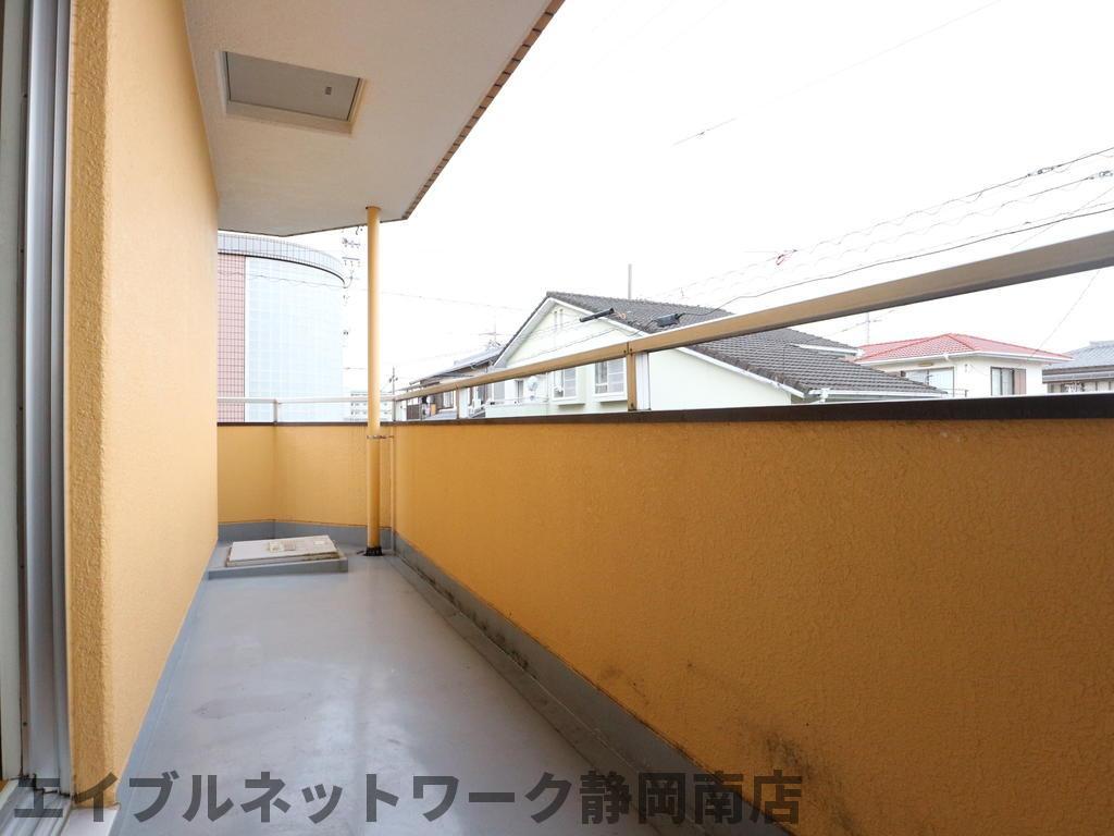 バルコニー　外からの目が気にならないバルコニーで洗濯物が干せます