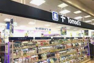 ドラックストア　トモズ 鳩ヶ谷駅前店（ドラッグストア）まで565m