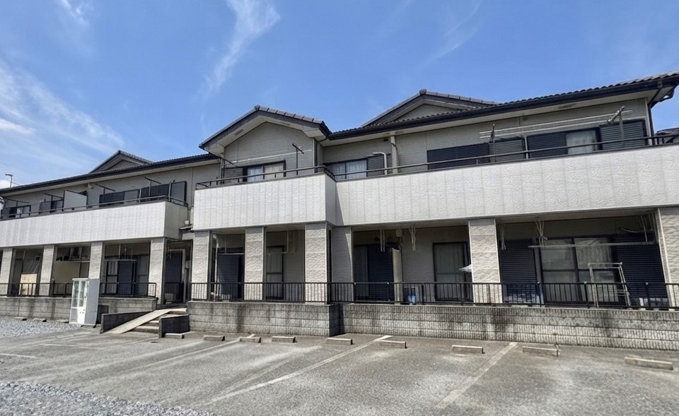 建物外観　広い駐車場で日当たりもいい物件です