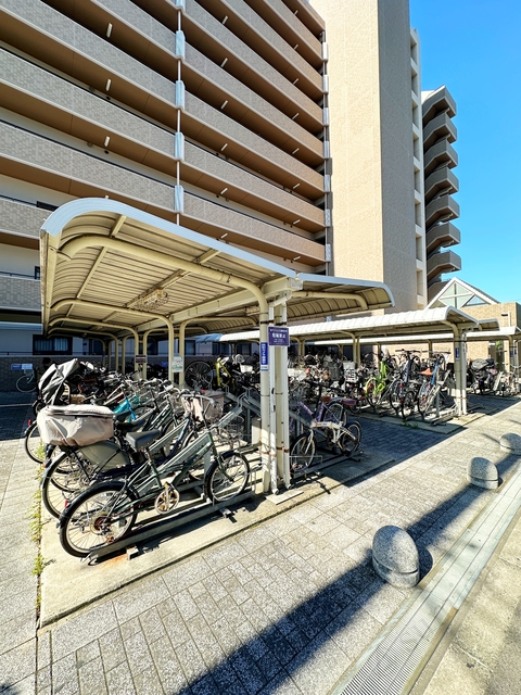 その他共有部分　屋根付き駐輪場。大事な自転車も雨でも安心♪