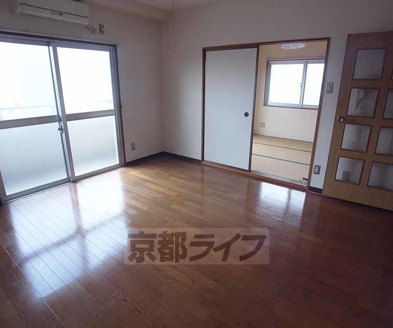 居室・リビング　とても広々としたお部屋です。