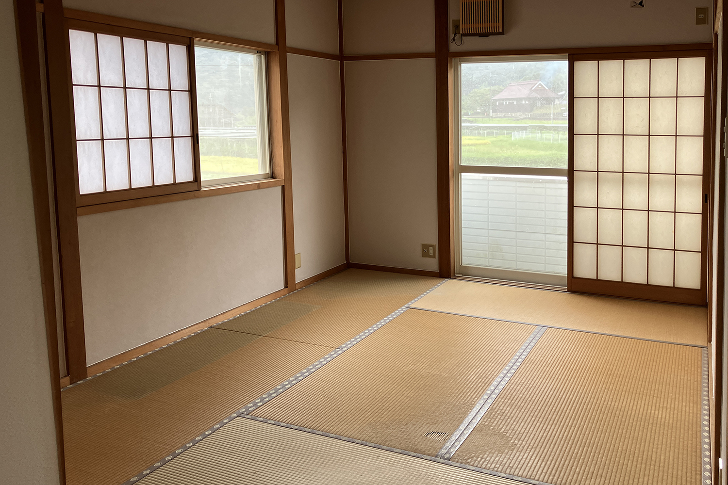 居室・リビング　6畳の和室が2部屋あります