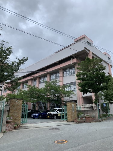 小学校　福岡市立東若久小学校（小学校）まで923m