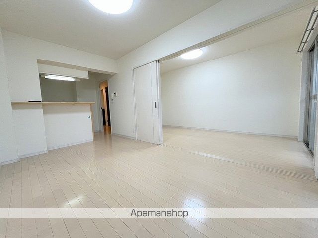 ＪＲ日豊本線 宮崎神宮駅 バス乗車時間：15分 最寄りバス停で下車 徒歩5分 3階建 築13年の居間写真