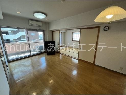 富山地鉄不二越上滝 南富山駅 バス乗車時間：22分 最寄りバス停で下車 徒歩9分 11階建 築32年の居間写真