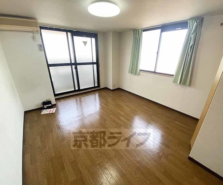 居室・リビング　落ち着いた雰囲気のお部屋です