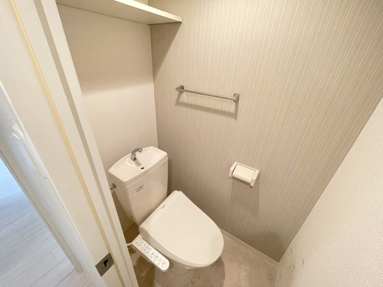 地下鉄東西線 西１１丁目駅 徒歩10分 4階建 築13年のトイレ写真