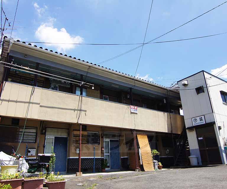 京都市伏見区深草瓦町のアパートの建物外観