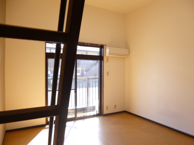 居室・リビング　おおきな窓からたっぷり光が差し込みます