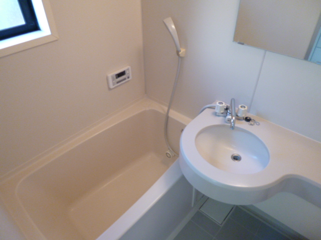 バス・シャワールーム　１Ｋには珍しい追焚き機能付きお風呂