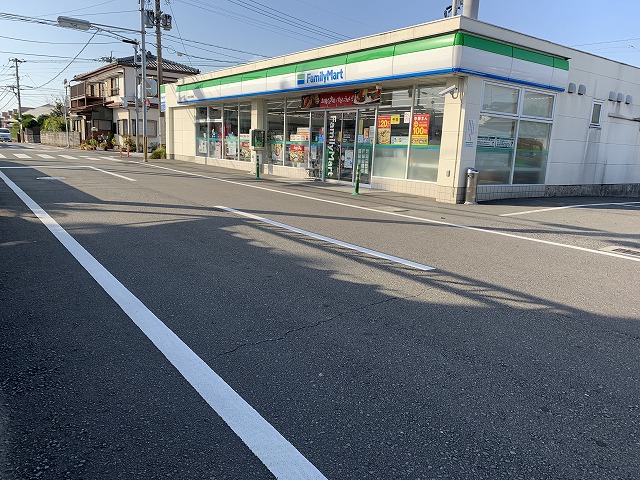 コンビニ　ファミリーマート（コンビニ）まで300m