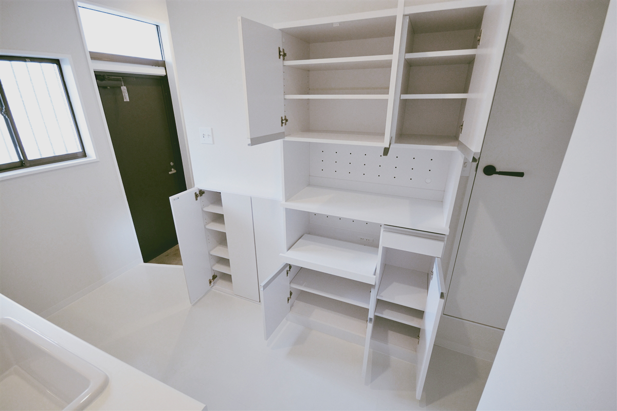 キッチン　キッチン裏にはとっても便利な食器棚付き！