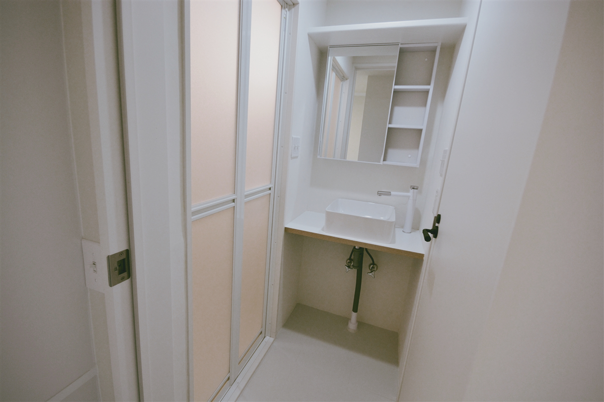 洗面設備　ミラー裏にも収納スペースあります。