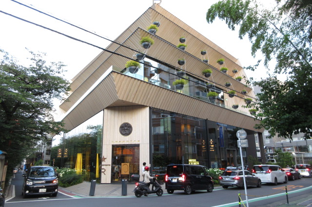 飲食店　スターバックスリザーブロースタリTOKYO（飲食店）まで393m