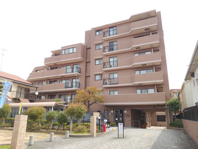 宝塚市末成町のマンションの建物外観
