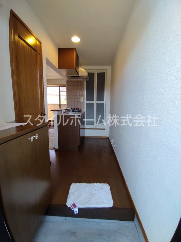 玄関　別部屋写真です。