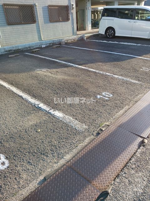 【岩出市吉田のマンションの駐車場】