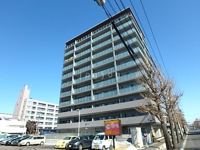 【札幌市北区北三十三条西のマンションの建物外観】