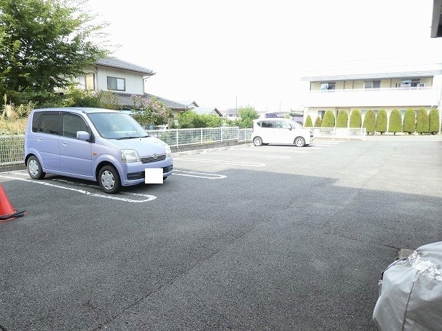 【シャルマンタカハシの駐車場】