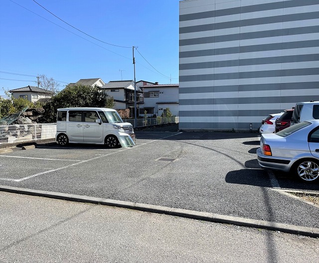 【レオパレス鹿鳴館の駐車場】