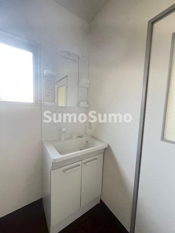 洗面設備　独立洗面台、小物を置くことができて便利です