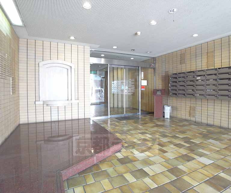 【京都市下京区七条御所ノ内北町のマンションのエントランス】