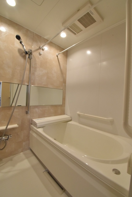 バス・シャワールーム　手すりや滑りにくい床材など、高齢者の暮らしに寄り添った浴室。