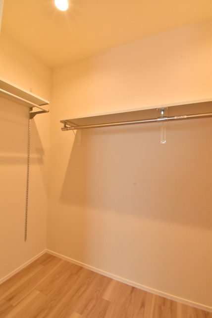 収納　奥行のあるウォークインクローゼットならお荷物多い方でも安心☆