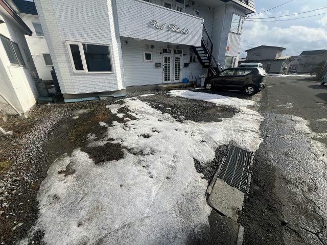 【函館市榎本町のアパートの駐車場】