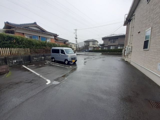 【クラール　ブリーゼの駐車場】